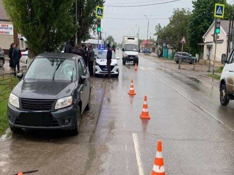 Водитель-бесправник сбил подростка на пешеходном переходе.