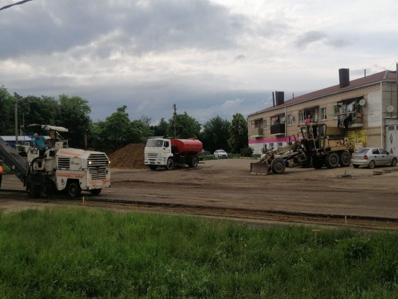 В станице Лысогорской начался ремонт дорог.