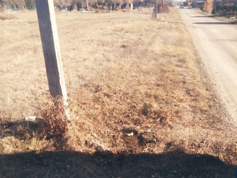 Продолжается уборка территории городского кладбища.