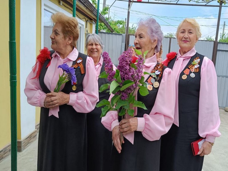 Хор «Ветеран» поздравил ветеранов войны с Победой.