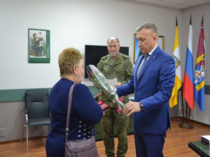 Семьям погибших бойцов вручили государственные награды.