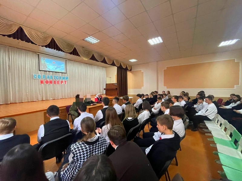 Бойцы СВО проводят уроки мужества в георгиевских школах.