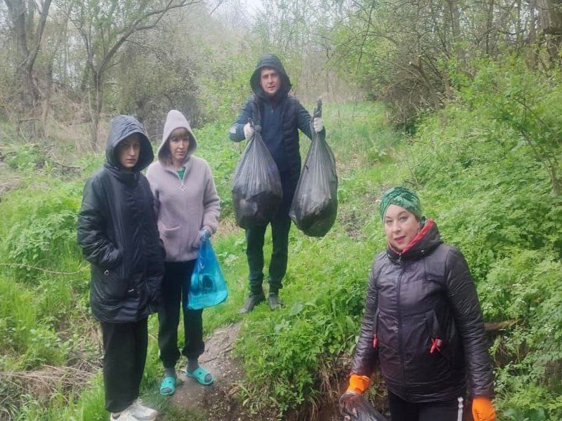 В станице Георгиевской очистили родники от мусора.