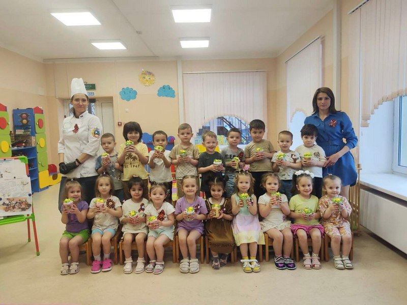 В детском саду №47 «Мечта» прошёл мастер-класс по украшению куличей.