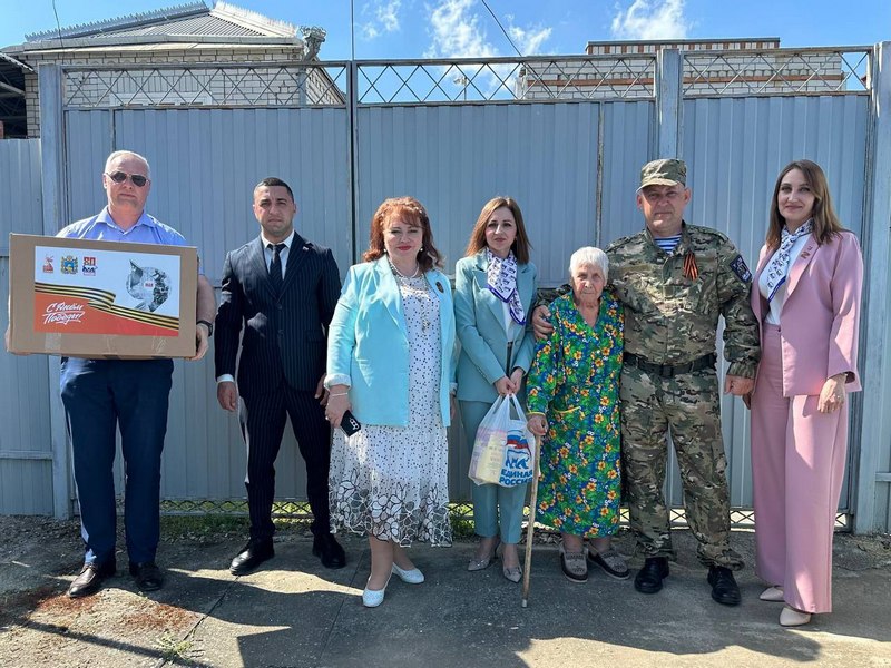 Ко Дню Победы ветеранам вручили продуктовые наборы.