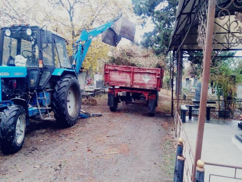 На городском кладбище начали уборку несанкционированных свалок.