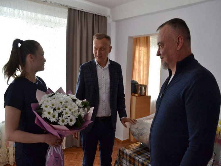 Глава округа поздравил молодую маму из ПВР с рождением ребенка. Глава округа поздравил молодую маму из ПВР с рождением ребенка.