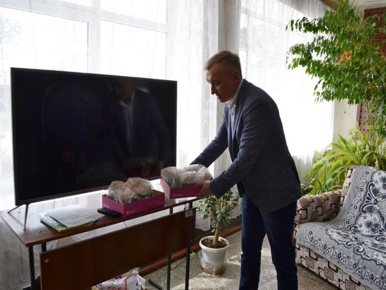 Глава округа поздравил жильцов ПВР с Пасхой. Глава округа поздравил жильцов ПВР с Пасхой.