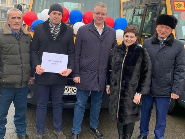 Новый автобус в сельскую школу. Новый автобус в сельскую школу.