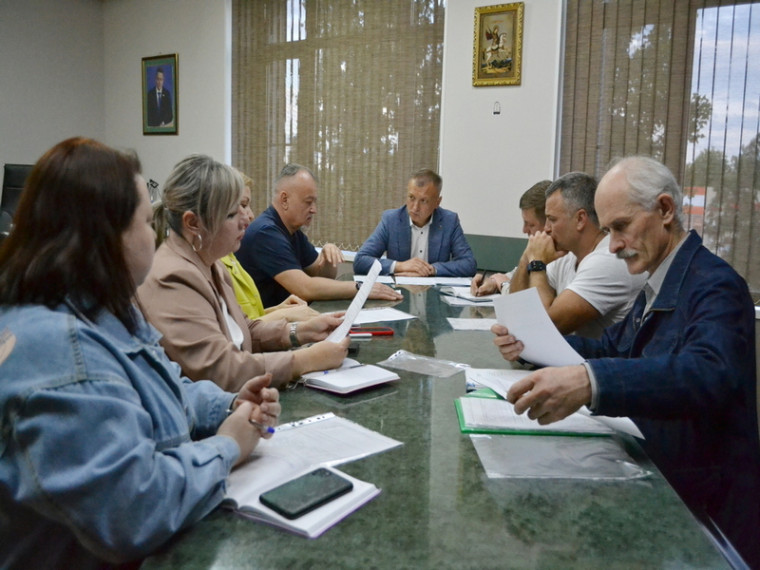 Проблему кадров решают сообща. Проблему кадров решают сообща.